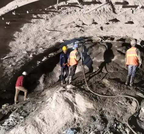 依兰隧道拱顶带模注浆料，微膨胀注浆料的特点及施工工艺